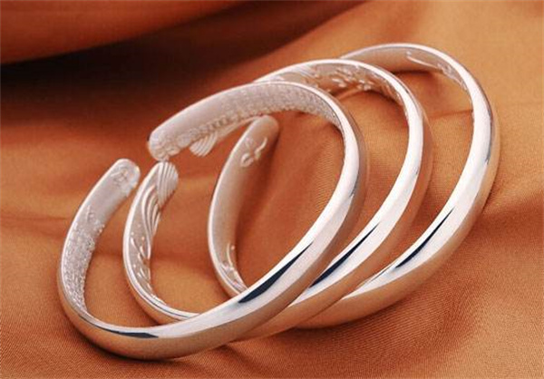 影響白銀手鐲光澤度的因素有哪些？如何檢測其光澤度？